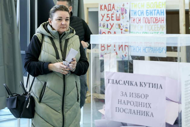 SERBIA, BELGRADE - OCTOBER 25, 2026: A woman is seen at a polling station during the 2026 Serbian parliamentary election. On 25 October, the Serbs went to the polls to elect members of the country s unicameral parliament, Narodna Skupshtina Belgrade Serbia  - ZUMAt113 20261025_zaa_t113_146 Copyright: xAlexanderxRyuminx