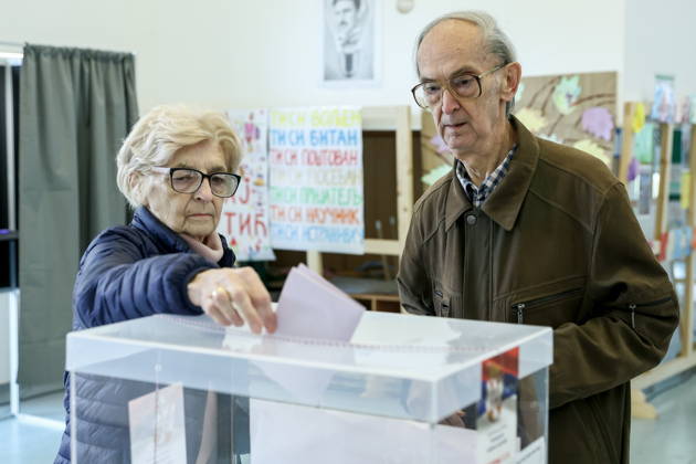SERBIA, BELGRADE - OCTOBER 25, 2026: An elderly couple cast their ballots at a polling station during the 2026 Serbian parliamentary election. On 25 October, the Serbs went to the polls to elect members of the country s unicameral parliament, Narodna Skupshtina Belgrade Serbia  - ZUMAt113 20261025_zaa_t113_149 Copyright: xAlexanderxRyuminx