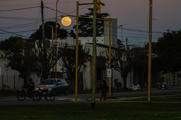 October 25, 2026, Firmat, Santa Fe, Argentina: A full moon is seen over Firmat, Argentina Firmat Argentina  - ZUMAm105 20261025_zaf_m105_002 Copyright: xPatricioxMurphyx