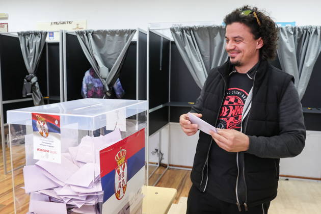 SERBIA, BELGRADE - OCTOBER 25, 2026: A man casts his ballot at a polling station during the 2026 Serbian parliamentary election. On 25 October, the Serbs went to the polls to elect members of the country s unicameral parliament, Narodna Skupshtina Belgrade Serbia  - ZUMAt113 20261025_zaa_t113_366 Copyright: xAlexanderxRyuminx