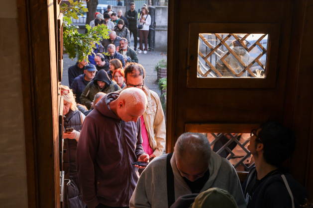 SERBIA, BELGRADE - OCTOBER 25, 2026: People queue at a polling station during the 2026 Serbian parliamentary election. On 25 October, the Serbs went to the polls to elect members of the country s unicameral parliament, Narodna Skupshtina Belgrade Serbia  - ZUMAt113 20261025_zaa_t113_369 Copyright: xAlexanderxRyuminx