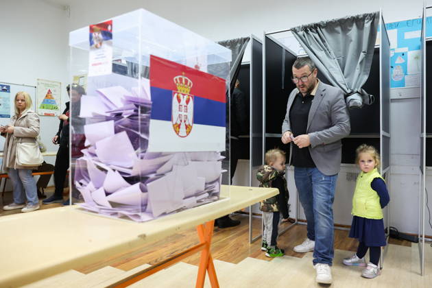 SERBIA, BELGRADE - OCTOBER 25, 2026: A man with his children casts his ballot at a polling station during the 2026 Serbian parliamentary election. On 25 October, the Serbs went to the polls to elect members of the country s unicameral parliament, Narodna Skupshtina Belgrade Serbia  - ZUMAt113 20261025_zaa_t113_365 Copyright: xAlexanderxRyuminx