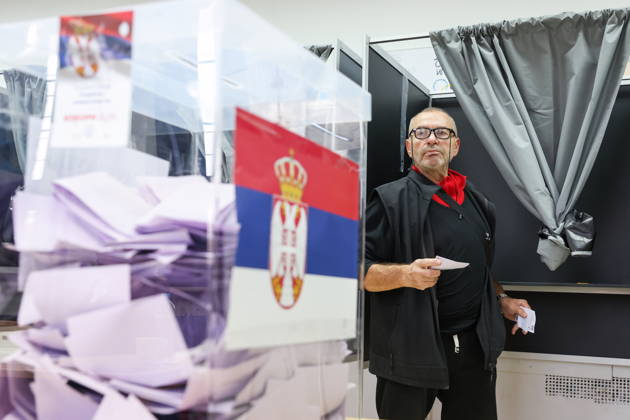 SERBIA, BELGRADE - OCTOBER 25, 2026: A man casts his ballot at a polling station during the 2026 Serbian parliamentary election. On 25 October, the Serbs went to the polls to elect members of the country s unicameral parliament, Narodna Skupshtina Belgrade Serbia  - ZUMAt113 20261025_zaa_t113_382 Copyright: xAlexanderxRyuminx