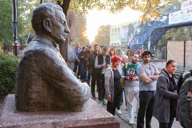 SERBIA, BELGRADE - OCTOBER 25, 2026: People queue at a polling station during the 2026 Serbian parliamentary election. On 25 October, the Serbs went to the polls to elect members of the country s unicameral parliament, Narodna Skupshtina Belgrade Serbia  - ZUMAt113 20261025_zaa_t113_370 Copyright: xAlexanderxRyuminx