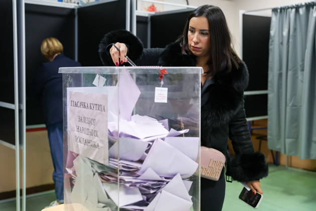 SERBIA, BELGRADE - OCTOBER 25, 2026: A woman casts her ballot at a polling station during the 2026 Serbian parliamentary election. On 25 October, the Serbs went to the polls to elect members of the country s unicameral parliament, Narodna Skupshtina Belgrade Serbia  - ZUMAt113 20261025_zaa_t113_371 Copyright: xAlexanderxRyuminx