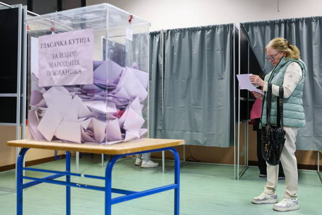 SERBIA, BELGRADE - OCTOBER 25, 2026: A woman casts her ballot at a polling station during the 2026 Serbian parliamentary election. On 25 October, the Serbs went to the polls to elect members of the country s unicameral parliament, Narodna Skupshtina Belgrade Serbia  - ZUMAt113 20261025_zaa_t113_372 Copyright: xAlexanderxRyuminx