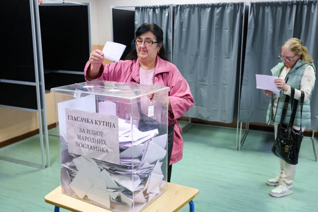SERBIA, BELGRADE - OCTOBER 25, 2026: A woman casts her ballot at a polling station during the 2026 Serbian parliamentary election. On 25 October, the Serbs went to the polls to elect members of the country s unicameral parliament, Narodna Skupshtina Belgrade Serbia  - ZUMAt113 20261025_zaa_t113_373 Copyright: xAlexanderxRyuminx
