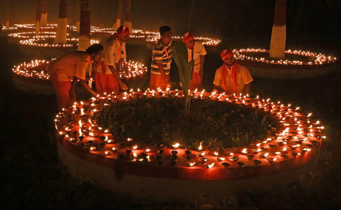 October 25, 2026, Mumbai, Maharashtra, India: Devotees are seen near the earthen lamps on the occasion of Sharad Purnima (full moon) celebration in Mumbai. Sharad Purnima, also known as the Full Moon Festival, marks the end of the monsoon season. devotees observe fasting and meditate on the full moon night, Goddess Lakshmi, the deity of wealth, is worshipped on this day as it is believed to be her birthday. praying to her is said to bring good luck and prosperity in the life of devotees. Mumbai India  - ZUMAs197 20261025_aab_s197_018 Copyright: xAshishxVaishnavx