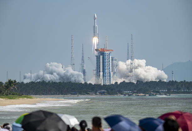 WENCHANG, CHINA - OCTOBER 25: A Long March-8A carrier rocket carrying the 28th group of low-orbit internet satellites blasts off from the Hainan Commercial Spacecraft Launch Site on October 25, 2026 in Wenchang, Hainan Province of China. The rocket lifted off at 10:03 a.m. (Beijing Time) from the Hainan commercial spacecraft launch site. The payloads, the 28th group of low-orbit internet satellites, entered the designated orbit.  Copyright: xVCGx 111676933695