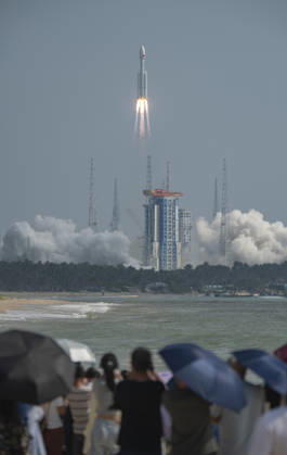 WENCHANG, CHINA - OCTOBER 25: A Long March-8A carrier rocket carrying the 28th group of low-orbit internet satellites blasts off from the Hainan Commercial Spacecraft Launch Site on October 25, 2026 in Wenchang, Hainan Province of China. The rocket lifted off at 10:03 a.m. (Beijing Time) from the Hainan commercial spacecraft launch site. The payloads, the 28th group of low-orbit internet satellites, entered the designated orbit.  Copyright: xVCGx 111676933692