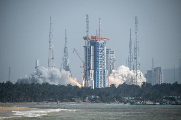 WENCHANG, CHINA - OCTOBER 25: A Long March-8A carrier rocket carrying the 28th group of low-orbit internet satellites blasts off from the Hainan Commercial Spacecraft Launch Site on October 25, 2026 in Wenchang, Hainan Province of China. The rocket lifted off at 10:03 a.m. (Beijing Time) from the Hainan commercial spacecraft launch site. The payloads, the 28th group of low-orbit internet satellites, entered the designated orbit.  Copyright: xVCGx 111676933693