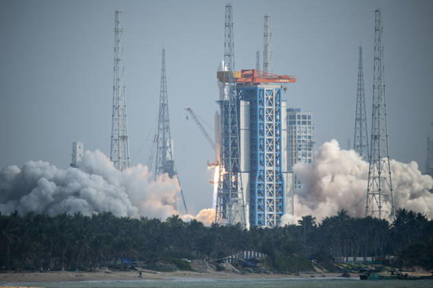 WENCHANG, CHINA - OCTOBER 25: A Long March-8A carrier rocket carrying the 28th group of low-orbit internet satellites blasts off from the Hainan Commercial Spacecraft Launch Site on October 25, 2026 in Wenchang, Hainan Province of China. The rocket lifted off at 10:03 a.m. (Beijing Time) from the Hainan commercial spacecraft launch site. The payloads, the 28th group of low-orbit internet satellites, entered the designated orbit.  Copyright: xVCGx 111676933694