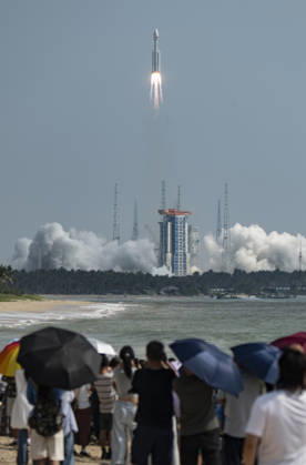 WENCHANG, CHINA - OCTOBER 25: A Long March-8A carrier rocket carrying the 28th group of low-orbit internet satellites blasts off from the Hainan Commercial Spacecraft Launch Site on October 25, 2026 in Wenchang, Hainan Province of China. The rocket lifted off at 10:03 a.m. (Beijing Time) from the Hainan commercial spacecraft launch site. The payloads, the 28th group of low-orbit internet satellites, entered the designated orbit.  Copyright: xVCGx 111676933696