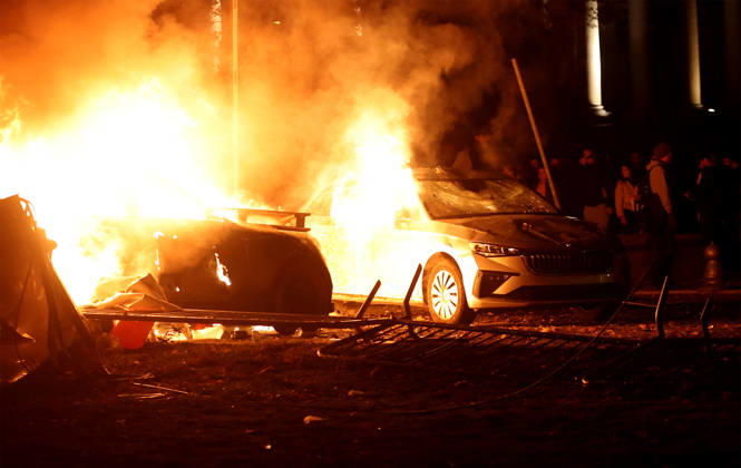 26.10.2026 Belgrade(Serbia) Politics Life Reactions after the election results The fall of the totalitarian regime after 14 years and the change of government Cars are burning in front of the presidency building Vatra u cacilendu ispred zgrade predsednistva