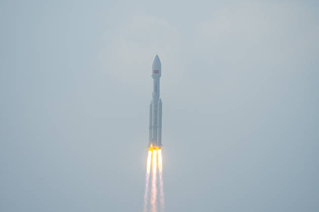 WENCHANG, CHINA - OCTOBER 25: A Long March 8A carrier rocket launches carrying the Satellite Internet Low Orbit 28 Group satellites from the Hainan Wenchang Commercial Space Launch Site on October 25, 2026 in Wenchang, Hainan Province of China. The satellites successfully entered their predetermined orbit.  Copyright: xVCGx 111676957980