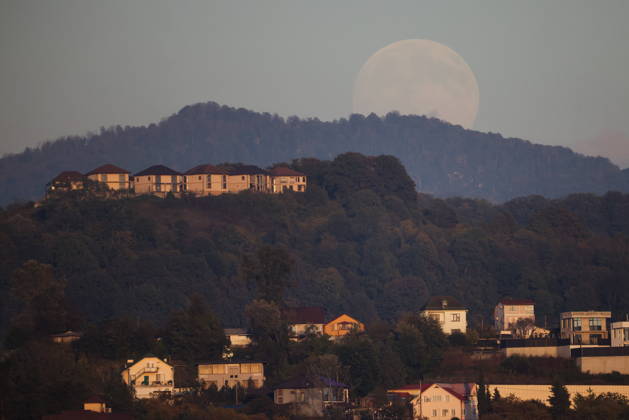 RUSSIA, SOCHI - OCTOBER 25, 2026: The full moon shines over the city Sochi Russia  - ZUMAt113 20261025_zaa_t113_342 Copyright: xDmitryxFeoktistovx