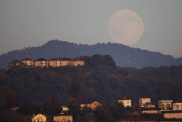 RUSSIA, SOCHI - OCTOBER 25, 2026: The full moon shines over the city Sochi Russia  - ZUMAt113 20261025_zaa_t113_343 Copyright: xDmitryxFeoktistovx