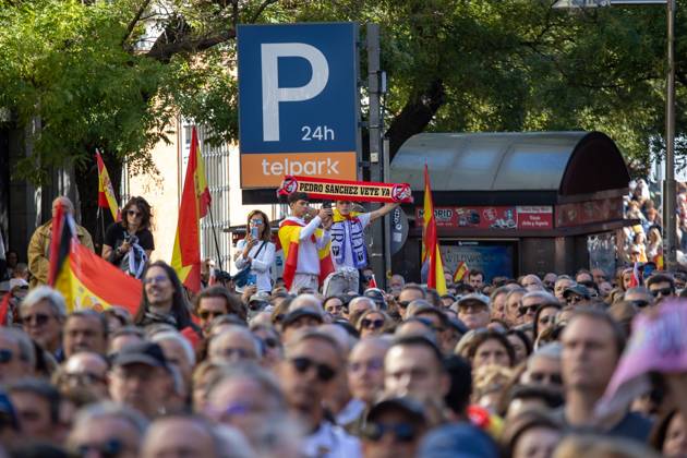 A march demanding solutions and a restoration of social normalcy in Ceuta - Madrid, Spain - 25 Oct 2026 Protesters hold a scarf that reads: Pedro Sánchez, leave now. Thousands of people in Madrid have rallied in support of the demands made by women from Ceuta—known locally as caballas —who are calling for a return to normalcy in the autonomous city. Madrid Spain Copyright: xDavidxCanalesx xSOPAxImagesx David-Canales-1461619