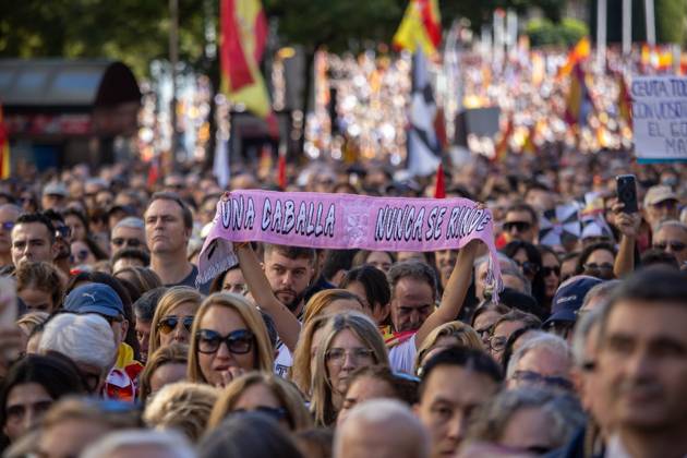 A march demanding solutions and a restoration of social normalcy in Ceuta - Madrid, Spain - 25 Oct 2026 Protesters hold a scarf that reads: A *caballa* never gives up. Thousands of people in Madrid have rallied in support of the demands made by women from Ceuta—known locally as caballas —who are calling for a return to normalcy in the autonomous city. Madrid Spain Copyright: xDavidxCanalesx xSOPAxImagesx David-Canales-1461620