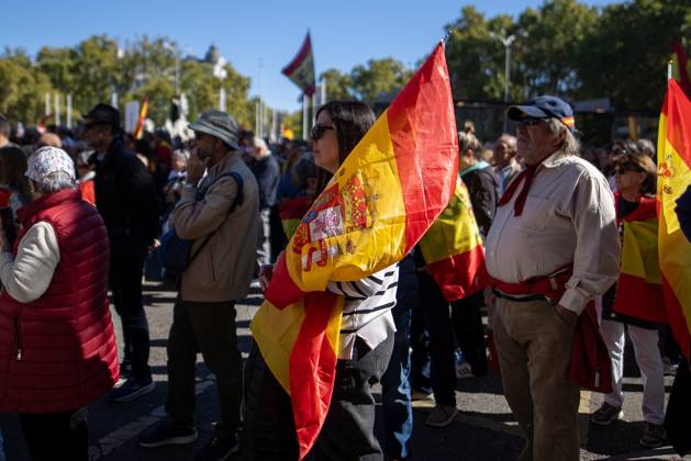 A march demanding solutions and a restoration of social normalcy in Ceuta - Madrid, Spain - 25 Oct 2026 A woman waves a Spanish flag. Thousands of people in Madrid have rallied in support of the demands made by women from Ceuta—known locally as caballas —who are calling for a return to normalcy in the autonomous city. Madrid Spain Copyright: xDavidxCanalesx xSOPAxImagesx David-Canales-1461625