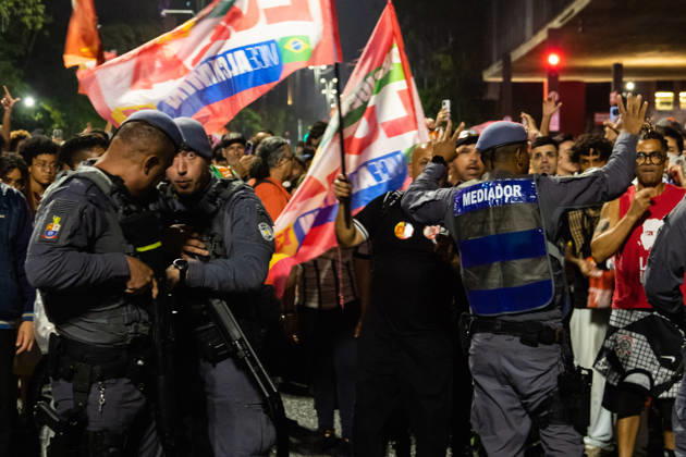 SãO PAULO, SP - 25.10.2026: ELECTION RESULTS ON PAULISTA AVENUE - Supporters of the Workers& 39; Party (PT) gathered on Paulista Avenue to follow the vote count of the second round of the 2026 elections on Sunday night. In the photo: police officers attempt to talk to PT supporters who are trying to march towards the FIESP building. x3039235x  WalmorxCarvalho