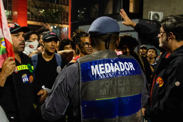 SãO PAULO, SP - 25.10.2026: ELECTION RESULTS ON PAULISTA AVENUE - Supporters of the Workers& 39; Party (PT) gathered on Paulista Avenue to follow the vote count of the second round of the 2026 elections on Sunday night. In the photo: police officers attempt to talk to PT supporters who are trying to march towards the FIESP building. x3039239x  WalmorxCarvalho