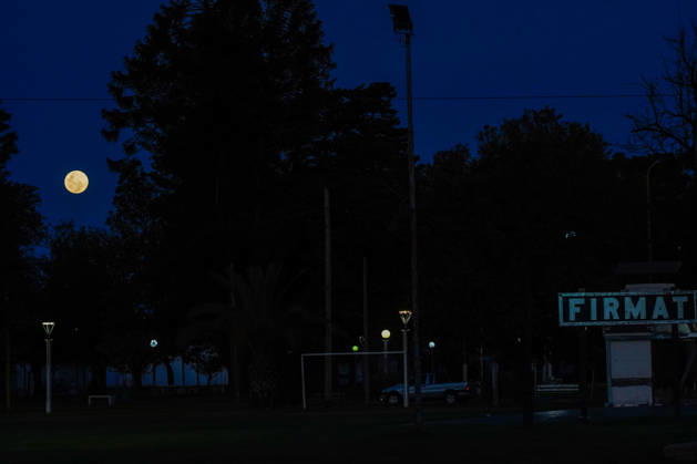 October 25, 2026, Firmat, Santa Fe, Argentina: A full moon is seen over Firmat, Argentina Firmat Argentina - ZUMAm105 20261025_zaf_m105_004 Copyright: xPatricioxMurphyx