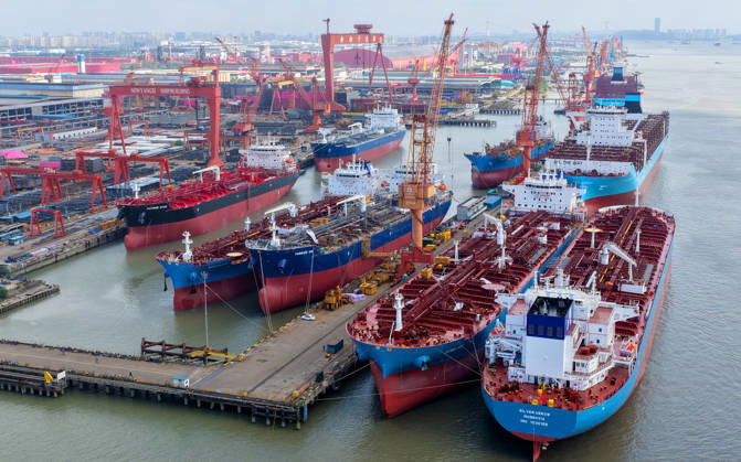 Shipbuilding TAIZHOU, CHINA - OCTOBER 25, 2026 - Multiple large vessels are under construction at Jiangsu New Yangtze Shipbuilding Co., Ltd. in Taizhou, Jiangsu Province, China on October 25, 2026. Taizhou Jiangsu China  Copyright: xCFOTOx i1793011795311