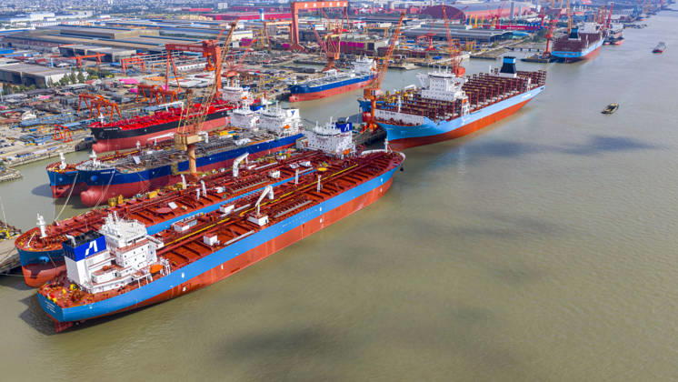 Shipbuilding TAIZHOU, CHINA - OCTOBER 25, 2026 - Multiple large vessels are under construction at Jiangsu New Yangtze Shipbuilding Co., Ltd. in Taizhou, Jiangsu Province, China on October 25, 2026. Taizhou Jiangsu China  Copyright: xCFOTOx i1793011795966