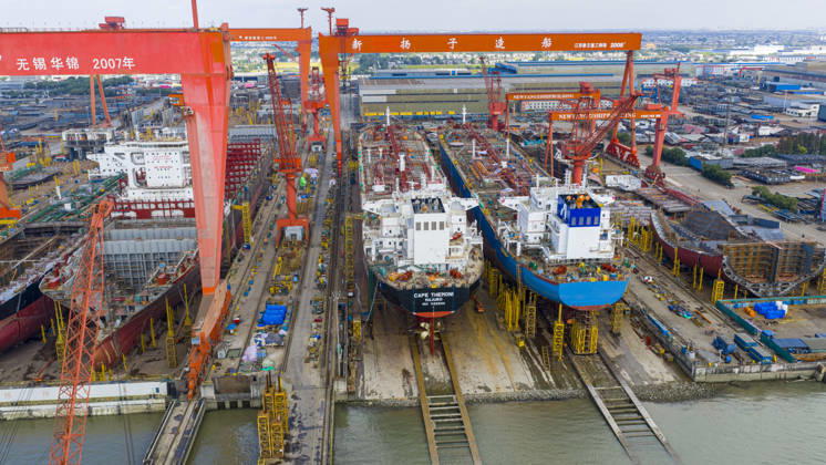 Shipbuilding TAIZHOU, CHINA - OCTOBER 25, 2026 - Multiple large vessels are under construction at Jiangsu New Yangtze Shipbuilding Co., Ltd. in Taizhou, Jiangsu Province, China on October 25, 2026. Taizhou Jiangsu China  Copyright: xCFOTOx i1793011796462