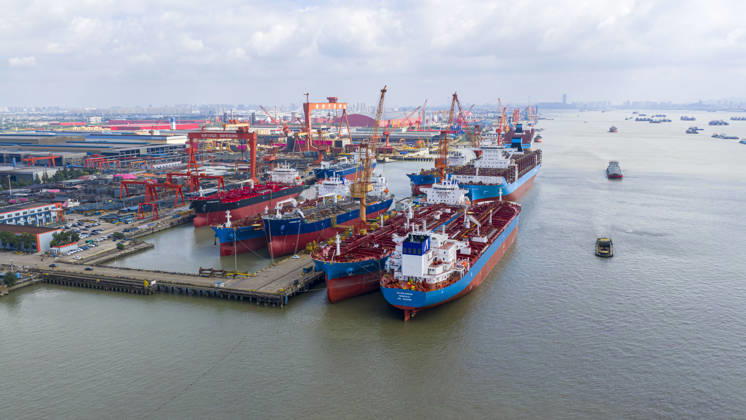 Shipbuilding TAIZHOU, CHINA - OCTOBER 25, 2026 - Multiple large vessels are under construction at Jiangsu New Yangtze Shipbuilding Co., Ltd. in Taizhou, Jiangsu Province, China on October 25, 2026. Taizhou Jiangsu China  Copyright: xCFOTOx i1793011797499