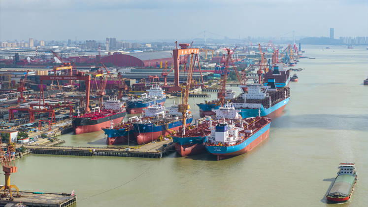 Shipbuilding TAIZHOU, CHINA - OCTOBER 25, 2026 - Multiple large vessels are under construction at Jiangsu New Yangtze Shipbuilding Co., Ltd. in Taizhou, Jiangsu Province, China on October 25, 2026. Taizhou Jiangsu China  Copyright: xCFOTOx i1793011798652