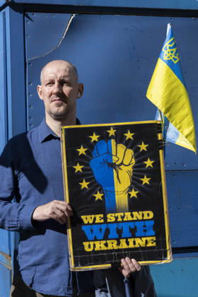 October 25, 2026, New York, New York, USA: A demonstrator holds a Ukrainian flag and a sign that reads WE STAND WITH UKRAINE joining a group of protesters in Times Square. New York USA - ZUMAr174 20261025_znp_r174_025 Copyright: xGinaxMxRandazzox