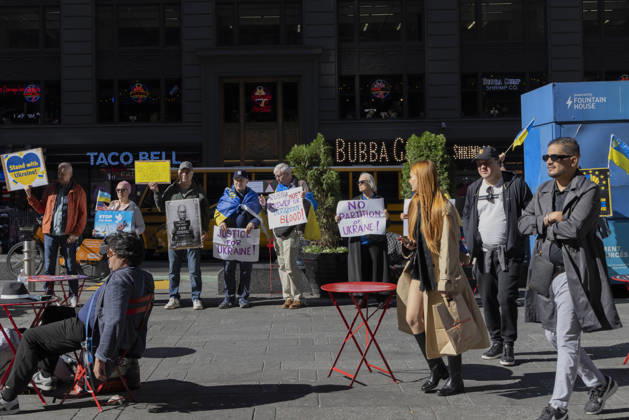 October 25, 2026, New York, New York, USA: Pedestrians in Times Square pass demonstrators holding Ukrainian flags and signs that read Stand with Ukraine! Fair Peace in Ukraine! JUSTICE FOR UKRAINE! RUSSIA MUST ANSWER FOR UKRAINIAN BLOOD! NO PARTITION OF UKRAINE! New York USA - ZUMAr174 20261025_znp_r174_030 Copyright: xGinaxMxRandazzox