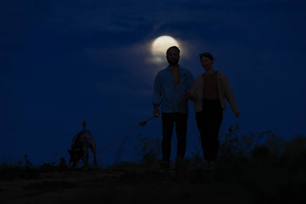 Full Hunter s Moon rises over San Francisco Bay SAN FRANCISCO, CA - OCTOBER 25: The full moon is known as the Hunter s Moon rises over Seal Point Park as a couple walk near the San Francisco Bay in San Mateo, California, United States on October 25, 2026. Tayfun Coskun Anadolu California United States. Editorial use only. Please get in touch for any other usage.  Copyright: x2026xAnadoluxTayfunxCoskunx