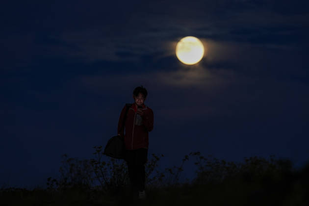 Full Hunter s Moon rises over San Francisco Bay SAN FRANCISCO, CA - OCTOBER 25: The full moon is known as the Hunter s Moon rises over Seal Point Park near the San Francisco Bay in San Mateo, California, United States on October 25, 2026. Tayfun Coskun Anadolu California United States. Editorial use only. Please get in touch for any other usage.  Copyright: x2026xAnadoluxTayfunxCoskunx