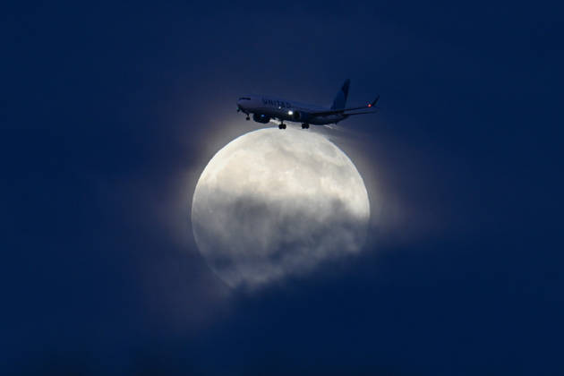 Full Hunter s Moon rises over San Francisco Bay SAN FRANCISCO, CA - OCTOBER 25: The full moon is known as the Hunter s Moon rises over San Francisco Bay as a passenger plane flies in San Mateo, California, United States on October 25, 2026. Tayfun Coskun Anadolu California United States. Editorial use only. Please get in touch for any other usage.  Copyright: x2026xAnadoluxTayfunxCoskunx