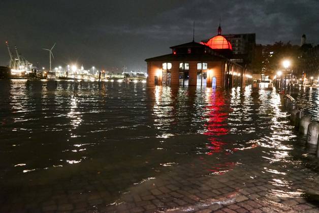 CNTV FLOODING: Fall flooding in the Port of Hamburg, the Hamburg Fish Market and the Oevelgoenne parking lot were flooded by the Elbe; the water stood about 50 cm high in the fish auction hall. Hamburg, October 26, 2026. The combination of a full moon and a storm surge caused the Elbe flooding in Hamburg, Germany.