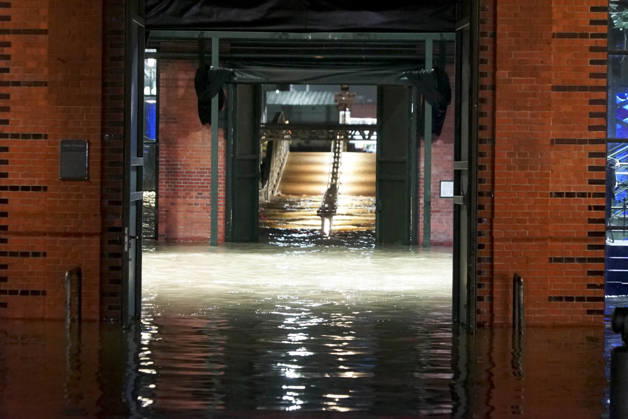 CNTV FLOODING: Fall flooding in the Port of Hamburg, the Hamburg Fish Market and the Oevelgoenne parking lot were flooded by the Elbe; the water stood about 50 cm high in the fish auction hall. Hamburg, October 26, 2026. The combination of a full moon and a storm surge caused the Elbe flooding in Hamburg, Germany.