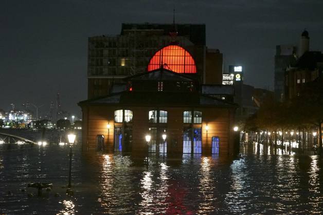 CNTV FLOODING: Fall flooding in the Port of Hamburg, the Hamburg Fish Market and the Oevelgoenne parking lot were flooded by the Elbe; the water stood about 50 cm high in the fish auction hall. Hamburg, October 26, 2026. The combination of a full moon and a storm surge caused the Elbe flooding in Hamburg, Germany.