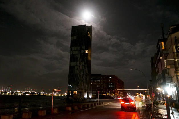 CNTV FLOODING: A hazy full moon in the sky; fall flooding in the Port of Hamburg, the Hamburg Fish Market and the Oevelgoenne parking lot were flooded by the Elbe; in the fish auction hall, the water was about 50 cm deep. Hamburg, October 26, 2026. The combination of the full moon and the storm surge caused the Elbe flooding in Hamburg, Germany.