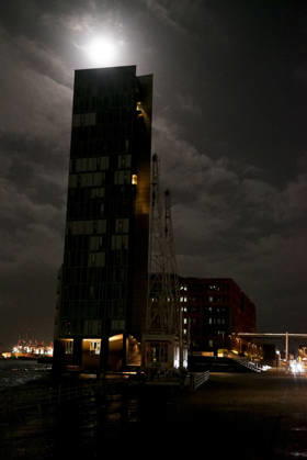 CNTV FLOODING: A hazy full moon in the sky; fall flooding in the Port of Hamburg, the Hamburg Fish Market and the Oevelgoenne parking lot were flooded by the Elbe; in the fish auction hall, the water was about 50 cm deep. Hamburg, October 26, 2026. The combination of the full moon and the storm surge caused the Elbe flooding in Hamburg, Germany.