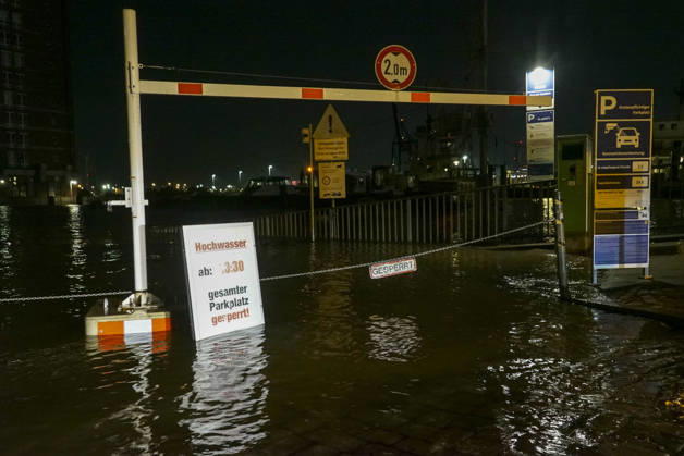 CNTV FLOODING: Fall flooding in the Port of Hamburg, the Hamburg Fish Market and the Oevelgoenne parking lot were flooded by the Elbe; the water stood about 50 cm high in the fish auction hall. Hamburg, October 26, 2026. The combination of a full moon and a storm surge caused the Elbe flooding in Hamburg, Germany.