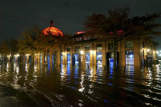 CNTV FLOODING: Fall flooding in the Port of Hamburg, the Hamburg Fish Market and the Oevelgoenne parking lot were flooded by the Elbe; the water stood about 50 cm high in the fish auction hall. Hamburg, October 26, 2026. The combination of a full moon and a storm surge caused the Elbe flooding in Hamburg, Germany.
