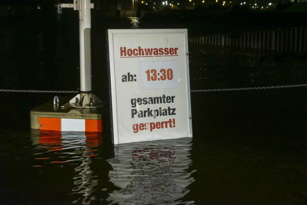 CNTV FLOODING: Fall flooding in the Port of Hamburg, the Hamburg Fish Market and the Oevelgoenne parking lot were flooded by the Elbe; the water stood about 50 cm high in the fish auction hall. Hamburg, October 26, 2026. The combination of a full moon and a storm surge caused the Elbe flooding in Hamburg, Germany.