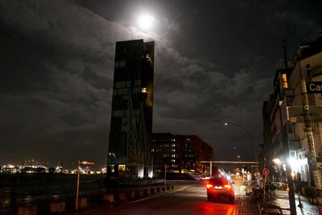 CNTV FLOODING: A hazy full moon in the sky; fall flooding in the Port of Hamburg, the Hamburg Fish Market and the Oevelgoenne parking lot were flooded by the Elbe; in the fish auction hall, the water was about 50 cm deep. Hamburg, October 26, 2026. The combination of the full moon and the storm surge caused the Elbe flooding in Hamburg, Germany.