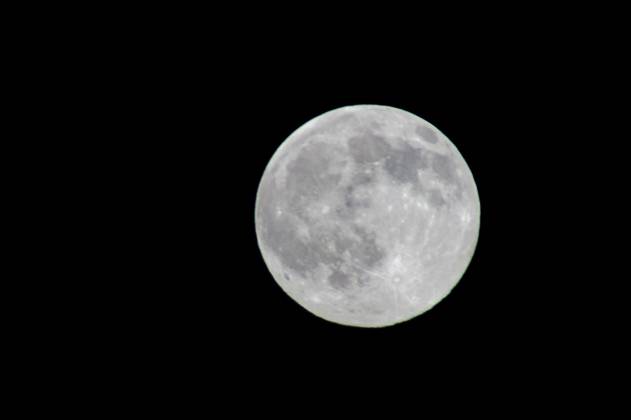 October 25, 2026, Washington D.C, United States of America: WASHINGTON, D.C., UNITED STATES - OCTOBER 25, 2026: Full Moon seen during the Full Hunter s Moon in Washington, D.C., United States. Washington D.C United States of America - ZUMAq101 20261025_zna_q101_286 Copyright: xArielxPeo±Ax