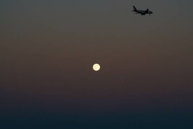 October 25, 2026, Washington D.C, United States of America: WASHINGTON, D.C., UNITED STATES - OCTOBER 25, 2026: Full Moon seen during the Full Hunter s Moon in Washington, D.C., United States. Washington D.C United States of America - ZUMAq101 20261025_zna_q101_290 Copyright: xArielxPeo±Ax