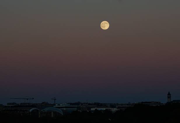 October 25, 2026, Washington D.C, United States of America: WASHINGTON, D.C., UNITED STATES - OCTOBER 25, 2026: Full Moon seen during the Full Hunter s Moon in Washington, D.C., United States. Washington D.C United States of America - ZUMAq101 20261025_zna_q101_291 Copyright: xArielxPeo±Ax