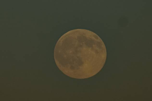 October 25, 2026, Washington D.C, United States of America: WASHINGTON, D.C., UNITED STATES - OCTOBER 25, 2026: Full Moon seen during the Full Hunter s Moon in Washington, D.C., United States. Washington D.C United States of America - ZUMAq101 20261025_zna_q101_294 Copyright: xArielxPeo±Ax